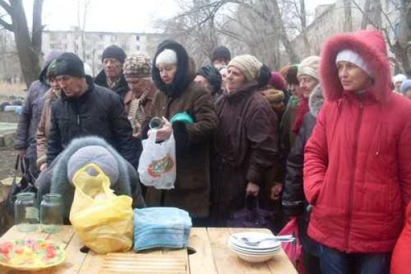 Луганск сегодня: на улицах огромные очереди за бесплатной едой