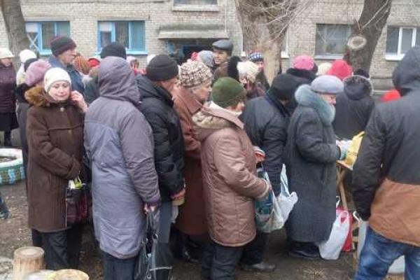 Луганск сегодня: на улицах огромные очереди за бесплатной едой
