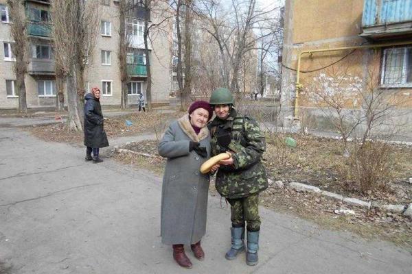 Жителей Авдеевки, живущих "на грани", спасают волонтеры и украинские военные Жителей Авдеевки, живущих "на грани", спасают волонтеры и украинские военные