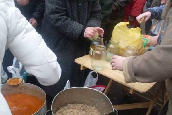 Луганск сегодня: на улицах огромные очереди за бесплатной едой
