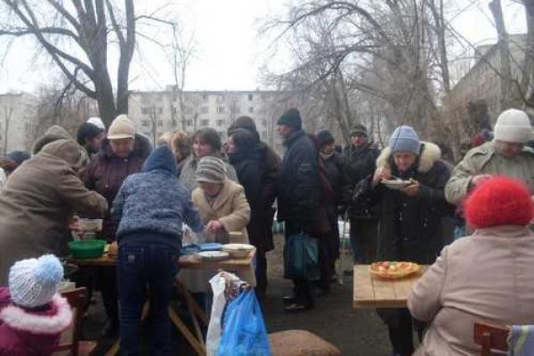 Луганск сегодня: на улицах огромные очереди за бесплатной едой