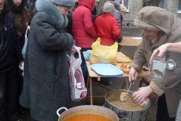 Луганск сегодня: на улицах огромные очереди за бесплатной едой
