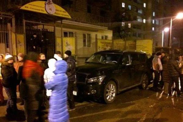 Продолжается противостояние киевлян с незаконными застройщиками на стройплощадке "Сосновый бор" Продолжается противостояние киевлян с незаконными застройщиками на стройплощадке "Сосновый бор"