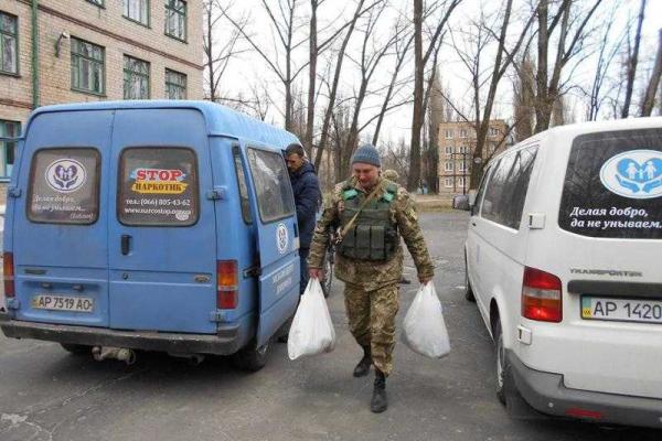 Жителей Авдеевки, живущих "на грани", спасают волонтеры и украинские военные Жителей Авдеевки, живущих "на грани", спасают волонтеры и украинские военные