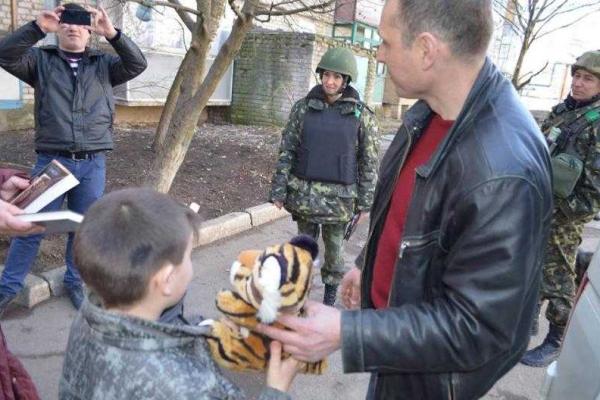 На Донетчине военные помогают выжить жителям городка, находящегося на прицеле боевиков На Донетчине военные помогают выжить жителям городка, находящегося на прицеле боевиков
