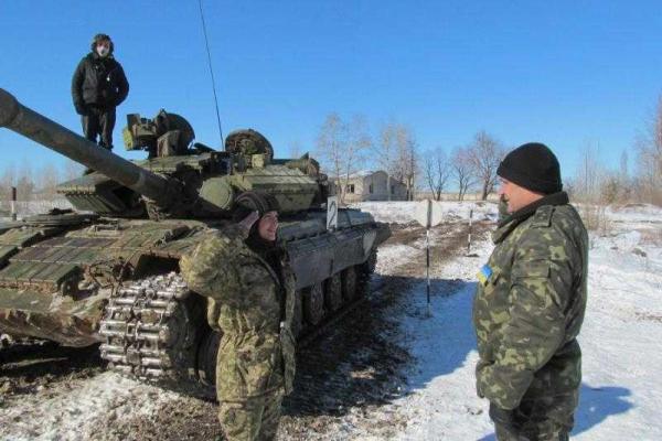 Хрупкая девушка-лейтенант прошла курс подготовки механика-водителя танка Хрупкая девушка-лейтенант прошла курс подготовки механика-водителя танка