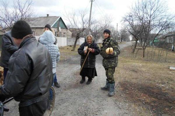 Жителей Авдеевки, живущих "на грани", спасают волонтеры и украинские военные Жителей Авдеевки, живущих "на грани", спасают волонтеры и украинские военные
