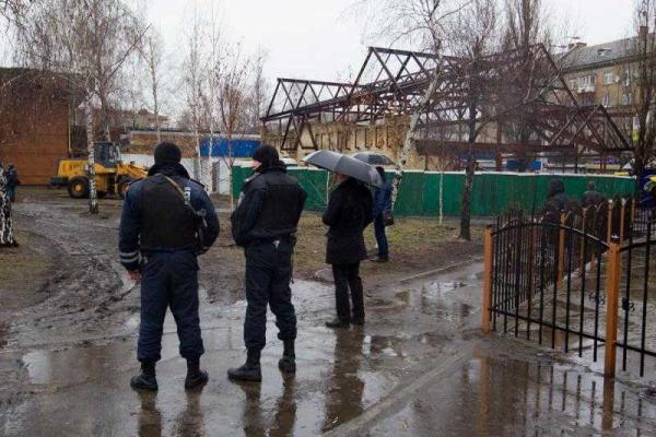 В Днепровском районе Киева начали демонтаж незаконного долгостроя