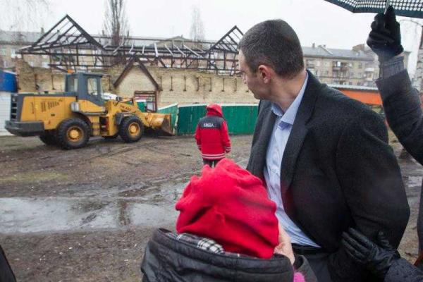 В Днепровском районе Киева начали демонтаж незаконного долгостроя