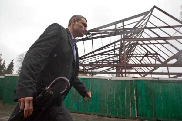 В Днепровском районе Киева начали демонтаж незаконного долгостроя