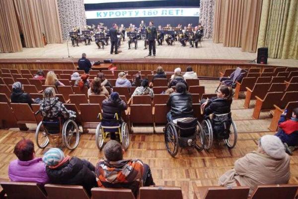 Переселенцам с востока страны в Одессе военные подарили праздничный концерт Переселенцам с востока страны в Одессе военные подарили праздничный концерт