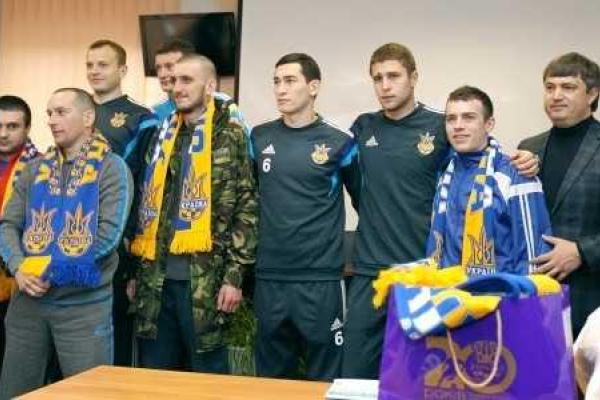 Футболисты сборной Украины навестили раненых бойцов во Львовском военном госпитале Футболисты сборной Украины навестили раненых бойцов во Львовском военном госпитале