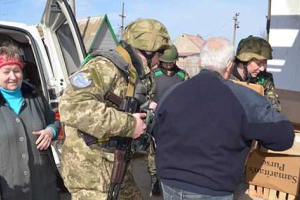 На Донетчине военные помогают выжить жителям городка, находящегося на прицеле боевиков На Донетчине военные помогают выжить жителям городка, находящегося на прицеле боевиков