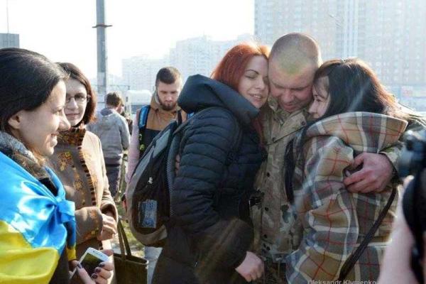 Жители столицы радушно приветствовали "киборгов", возвращающихся с войны Жители столицы радушно приветствовали "киборгов", возвращающихся с войны