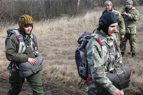 Мобилизованные десантники совершают учебные прыжки с парашютом Мобилизованные десантники совершают учебные прыжки с парашютом