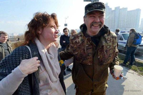 Жители столицы радушно приветствовали "киборгов", возвращающихся с войны Жители столицы радушно приветствовали "киборгов", возвращающихся с войны