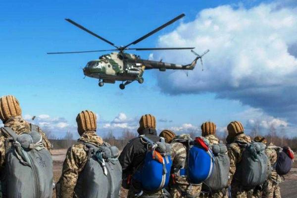 Мобилизованные десантники совершают учебные прыжки с парашютом Мобилизованные десантники совершают учебные прыжки с парашютом