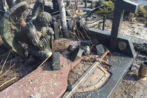Донецк: "престижное" кладбище постепенно превращается в руины