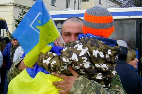 На Буковине встретили героев-десантников, прибывших из зоны АТО На Буковине встретили героев-десантников, прибывших из зоны АТО
