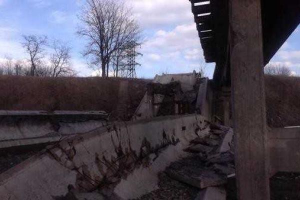 Железнодорожный мост между Донецком и Макеевкой полностью разрушен