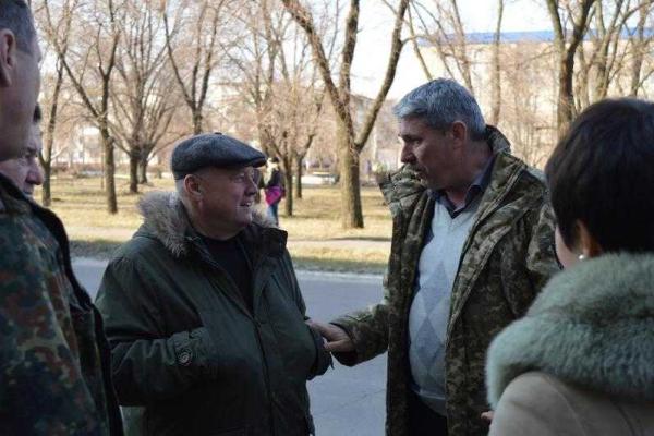 Жители Буковины собрали для прифронтовых сел Луганщины гуманитарную помощь и подарили "скорую" Жители Буковины собрали для прифронтовых сел Луганщины гуманитарную помощь и подарили "скорую"
