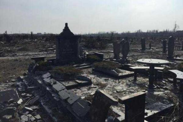 Донецк: "престижное" кладбище постепенно превращается в руины