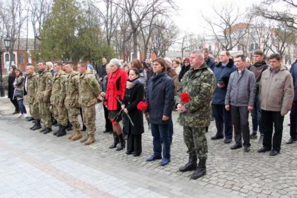 Жители Кировограда проводили в последний путь Героя, погибшего под Дебальцево Жители Кировограда проводили в последний путь Героя, погибшего под Дебальцево