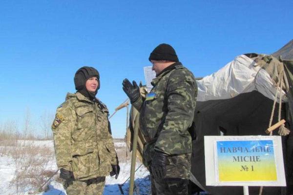 Хрупкая девушка-лейтенант прошла курс подготовки механика-водителя танка Хрупкая девушка-лейтенант прошла курс подготовки механика-водителя танка