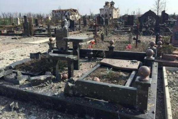 Донецк: "престижное" кладбище постепенно превращается в руины