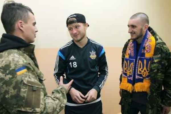 Футболисты сборной Украины навестили раненых бойцов во Львовском военном госпитале Футболисты сборной Украины навестили раненых бойцов во Львовском военном госпитале