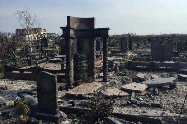 Донецк: "престижное" кладбище постепенно превращается в руины
