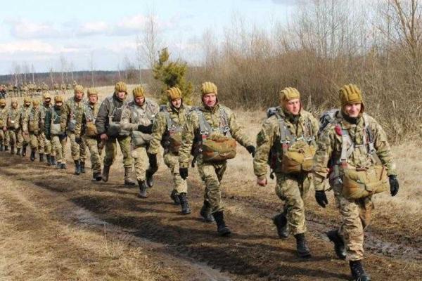 Мобилизованные десантники совершают учебные прыжки с парашютом Мобилизованные десантники совершают учебные прыжки с парашютом