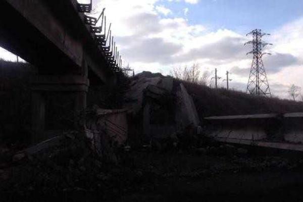 Железнодорожный мост между Донецком и Макеевкой полностью разрушен