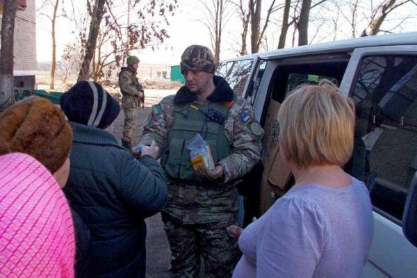В прифронтовые Марьинку и Красногоровку военные доставили гуманитарную помощь