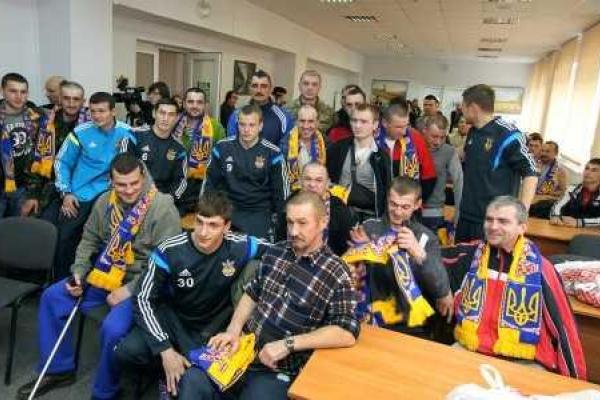 Футболисты сборной Украины навестили раненых бойцов во Львовском военном госпитале Футболисты сборной Украины навестили раненых бойцов во Львовском военном госпитале