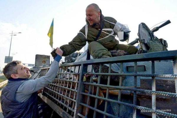 Жители столицы радушно приветствовали "киборгов", возвращающихся с войны Жители столицы радушно приветствовали "киборгов", возвращающихся с войны