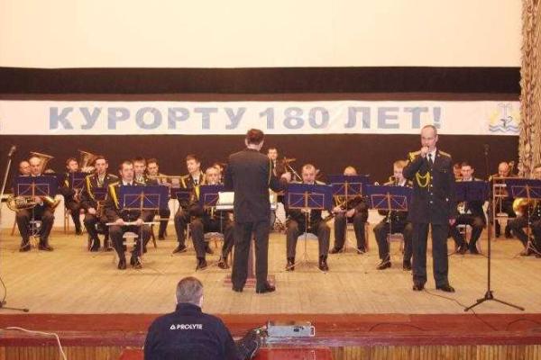 Переселенцам с востока страны в Одессе военные подарили праздничный концерт Переселенцам с востока страны в Одессе военные подарили праздничный концерт