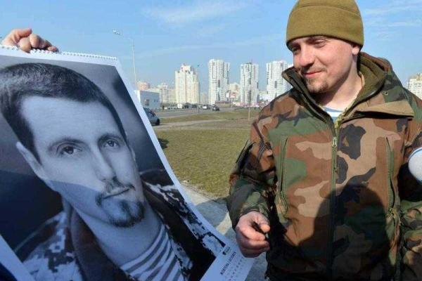 Жители столицы радушно приветствовали "киборгов", возвращающихся с войны Жители столицы радушно приветствовали "киборгов", возвращающихся с войны