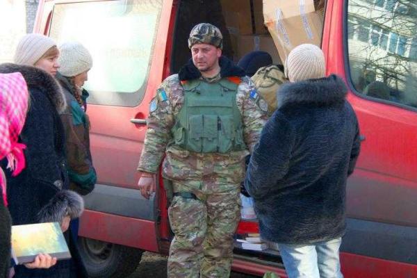 В прифронтовые Марьинку и Красногоровку военные доставили гуманитарную помощь