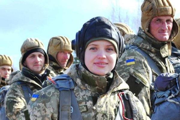 Мобилизованные десантники совершают учебные прыжки с парашютом Мобилизованные десантники совершают учебные прыжки с парашютом