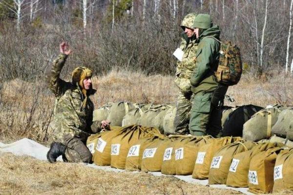 Мобилизованные десантники совершают учебные прыжки с парашютом Мобилизованные десантники совершают учебные прыжки с парашютом