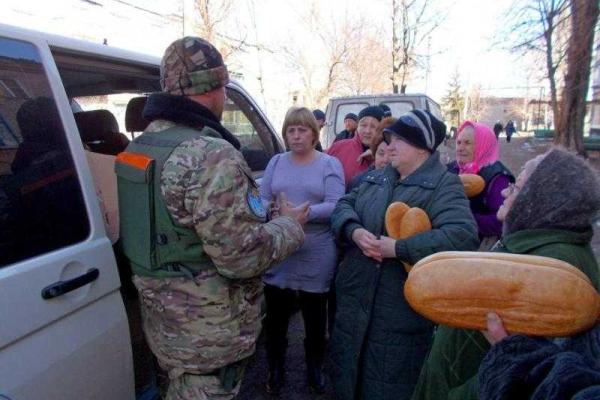 В прифронтовые Марьинку и Красногоровку военные доставили гуманитарную помощь