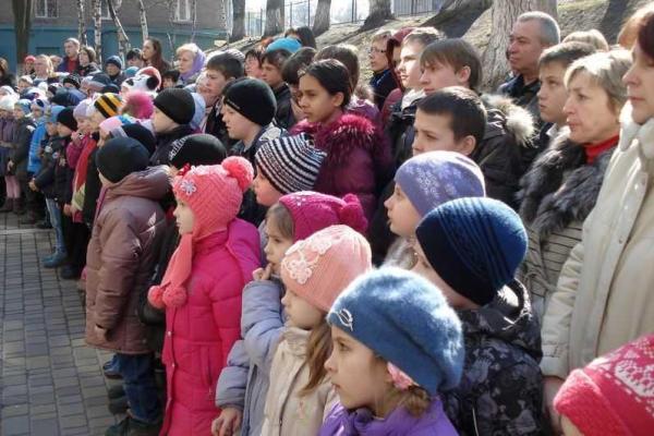 Мемориальную доску бойцу, погибшему под Иловайском, открыли в Запорожье Мемориальную доску бойцу, погибшему под Иловайском, открыли в Запорожье