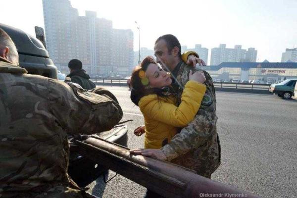 Жители столицы радушно приветствовали "киборгов", возвращающихся с войны Жители столицы радушно приветствовали "киборгов", возвращающихся с войны