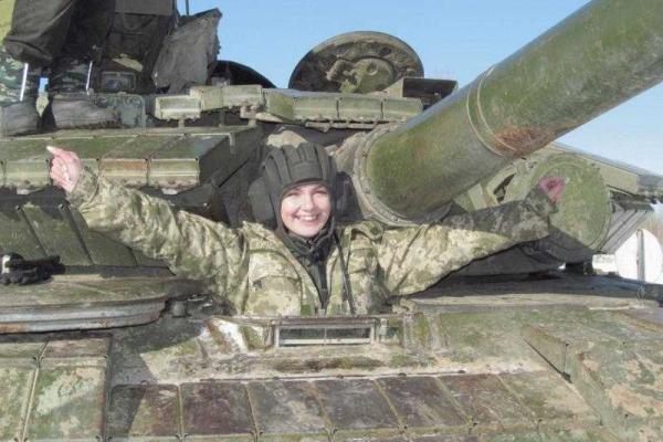 Хрупкая девушка-лейтенант прошла курс подготовки механика-водителя танка Хрупкая девушка-лейтенант прошла курс подготовки механика-водителя танка