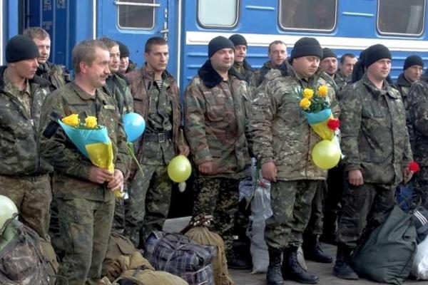 На Сумщину с Востока Украины возвращаются бойцы-артиллеристы На Сумщину с Востока Украины возвращаются бойцы-артиллеристы