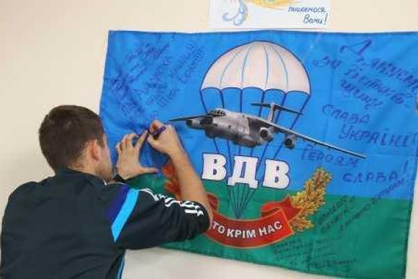 Футболисты сборной Украины навестили раненых бойцов во Львовском военном госпитале Футболисты сборной Украины навестили раненых бойцов во Львовском военном госпитале
