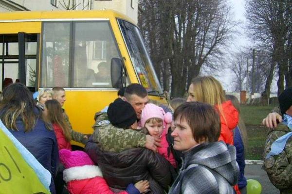 На Буковине встретили героев-десантников, прибывших из зоны АТО На Буковине встретили героев-десантников, прибывших из зоны АТО