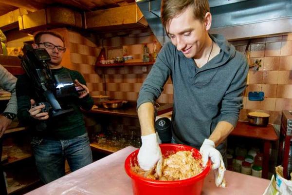 Одесские активисты своими руками готовят вкусную и полезную посылку для воинов АТО Одесские активисты своими руками готовят вкусную и полезную посылку для воинов АТО
