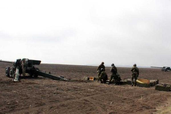 Артиллеристы, прикрывающие Мариуполь, провели военные учения Артиллеристы, прикрывающие Мариуполь, провели военные учения